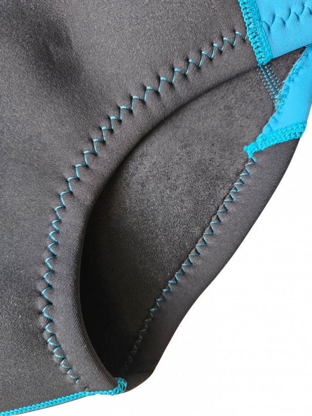 Dámský neopren BejkRoll Blue Lagoon - detail - založení materiálu nohavic pro dostatečnou flexibilu