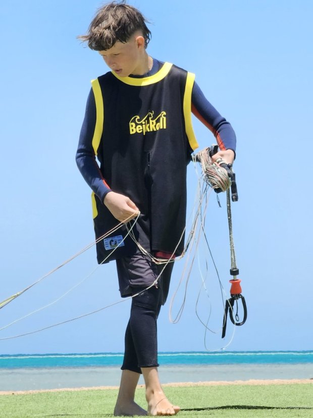 Camiseta de kitesurf BejkRoll negro amarillo/logotipo excéntrico (con orificio para gancho de trapecio)