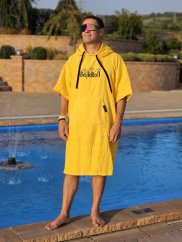 Surf Pončo BejkRoll WAVE MASTER - žlutá - muž u bazénu předek logo - vel L