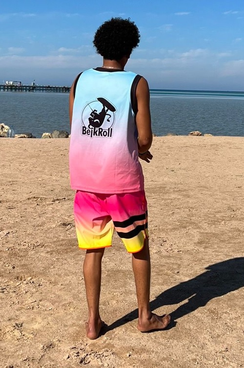 Sportovní funkční dres BejkRoll růžovo modrý - zadek na pláži