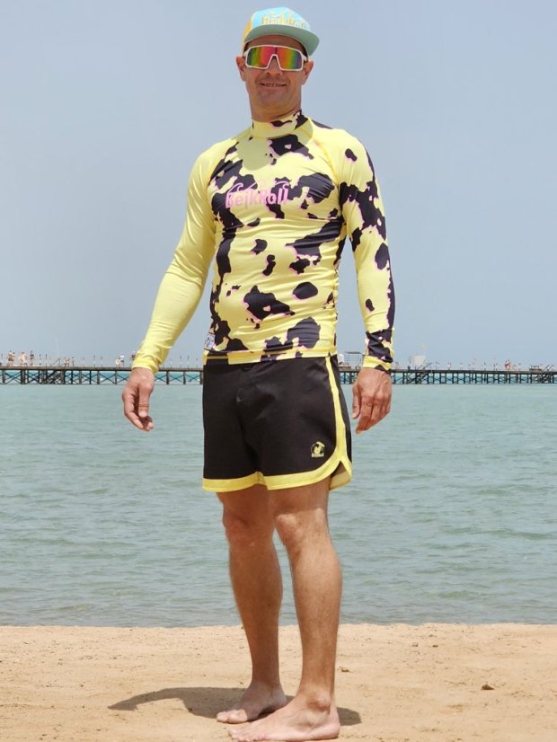 Board Shorts BejkRoll - OUTLINE 3/4 - yellow black & yellow rashguard - unisex - on the beach - front