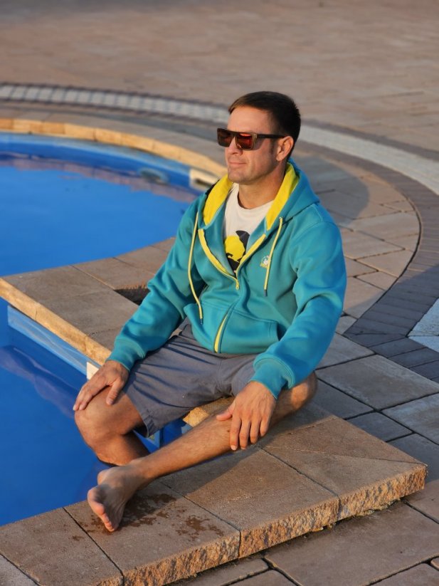 BEJK VELVET - Velvet sweatshirt with hood BejkRoll - extended - petroleum - boy sitting by the pool - size L