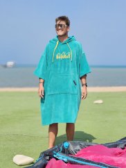 Surf Poncho BejkRoll WAVE MASTER - turquoise - boy on the beach with a kite - front Surf Poncho BejkRoll WAVE MASTER - turquoise - boy on the beach with a kite - front