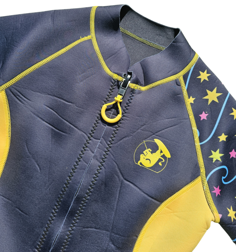 Dámský neopren BejkRoll Night Sky - detail - límeček velmi dobře obejme a ochrání krk