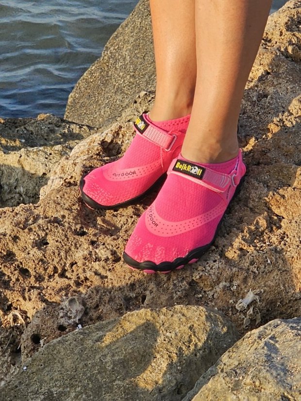 Water shoes BejkRoll - quick drying - pink - on stone