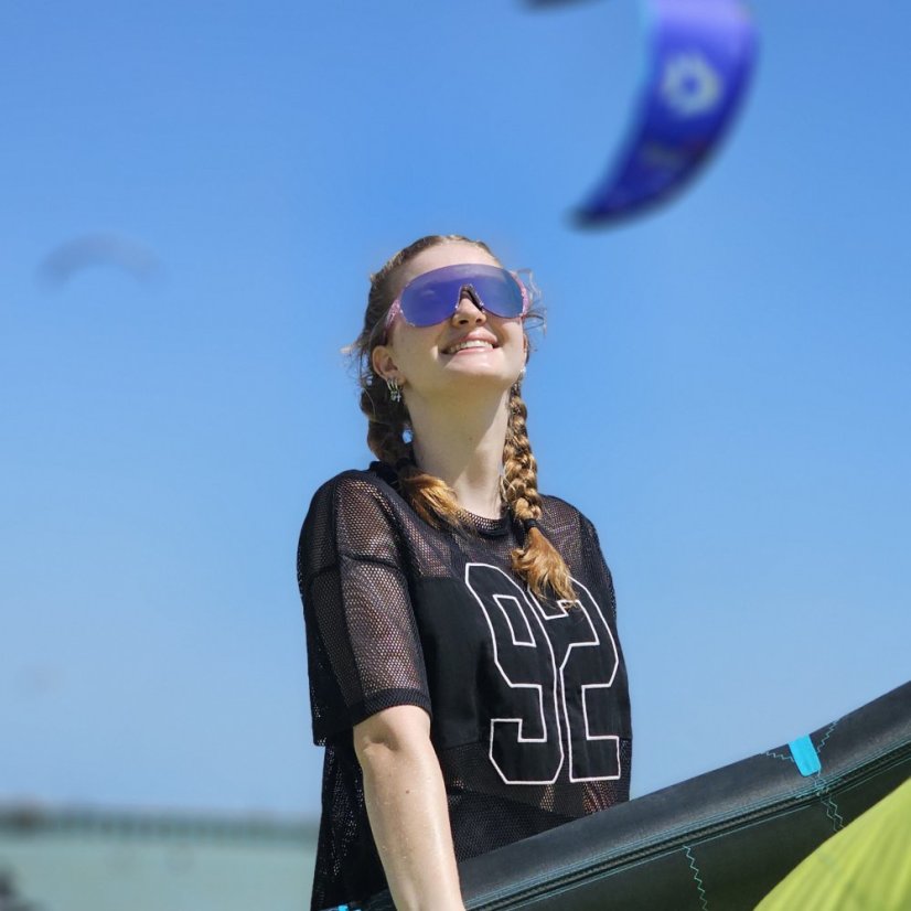 Sunglasses BejkRoll Champion REVO + EVA Box - rimless transparent light purple - purple mirror - girl is holding the kite