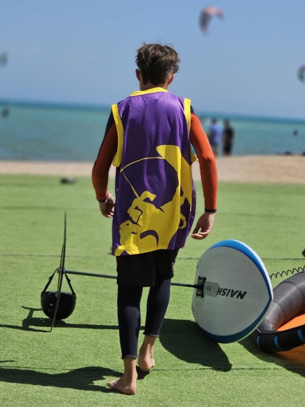 Camiseta de kitesurf BejkRoll negro amarillo/logotipo excéntrico (con orificio para gancho de trapecio)