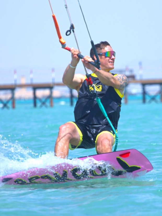 Koszulka do kitesurfingu BejkRoll czarno-żółta/nieregularne logo (z otworem na hak trapezowy)