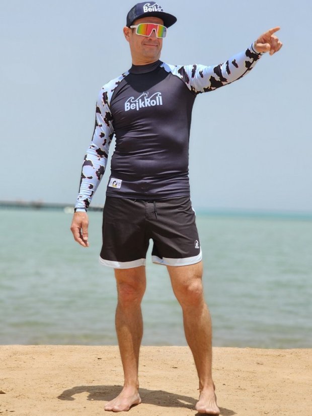 Board Shorts BejkRoll - OUTLINE 3/4 - light blue black & black rashguard - unisex - on the beach - front