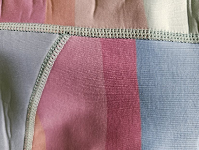 Ladies wetsuit BejkRoll Pastel Rainbow - detail - precise stitching of neoprene panels with the Flatlock 900D system