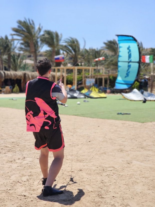 Koszulka do kitesurfingu BejkRoll czarno-różowa/nieregularne logo (z otworem na hak trapezowy)