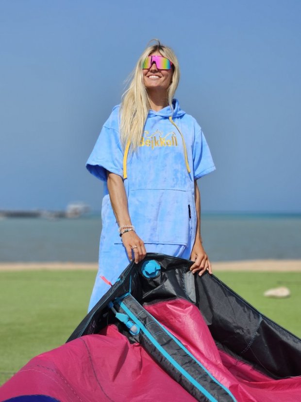 Surf Pončo BejkRoll WAVE MASTER - nebeská modrá - dívka na pláži drží kite - předek