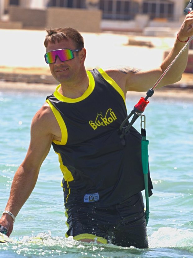 Camiseta de kitesurf BejkRoll negro amarillo/logotipo excéntrico (con orificio para gancho de trapecio)