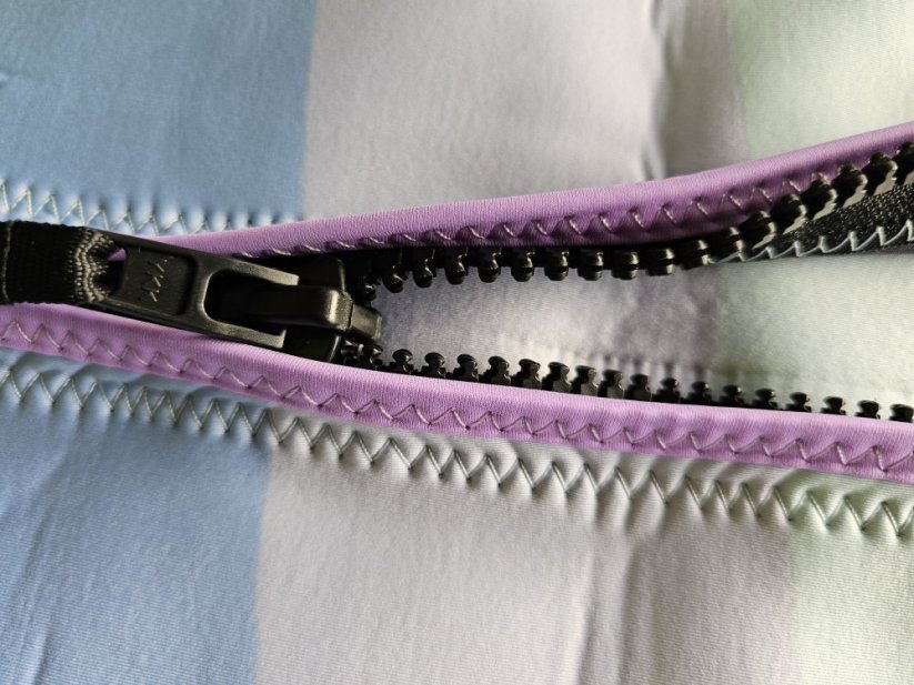 Ladies wetsuit BejkRoll Pastel Rainbow - detail - sewing around the zipper
