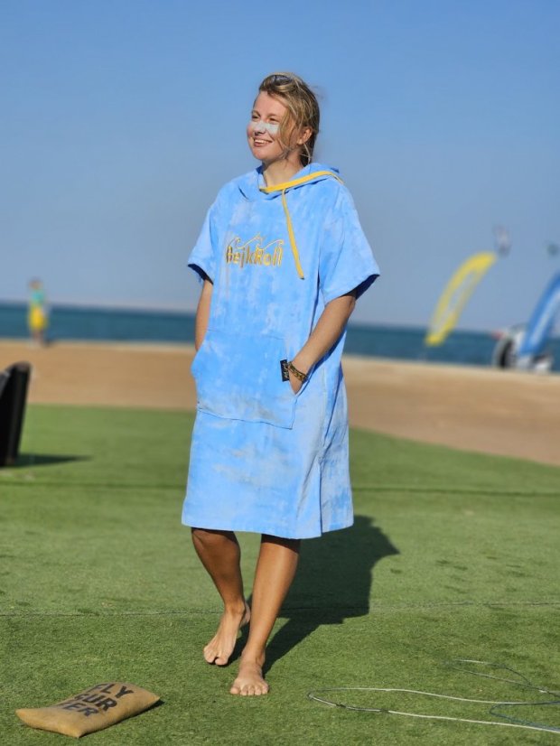 Surf Pončo BejkRoll WAVE MASTER - nebeská modrá - dívka na kite beach - strana