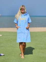 Surf Poncho BejkRoll WAVE MASTER - sky blue - girl on the beach - front Surf Poncho BejkRoll WAVE MASTER - sky blue - girl on the beach - front