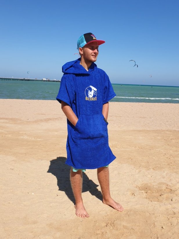 Surf Pončo BejkRoll královská modrá na pláži - vel M