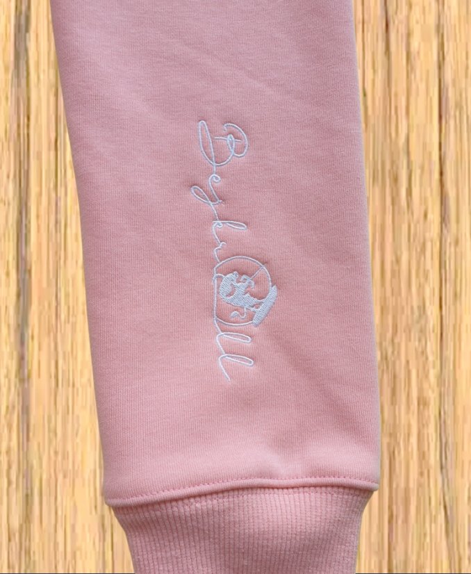 BEJK VELVET - Sametová mikina s kapucí BejkRoll - prodloužená - růžová - detail vyšívané logo rukáv