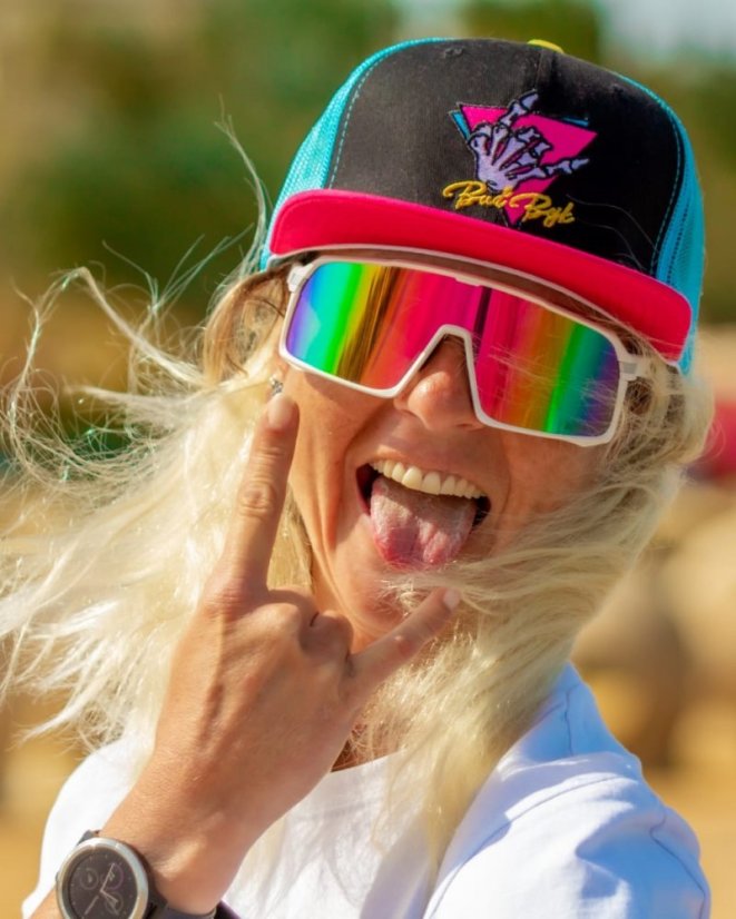 Brýle BejkRoll Champion REVO + EVA Box - bílé/černé - růžové/žluté zrcadlo - dívka v SNAP TRUCKER kšiltovce