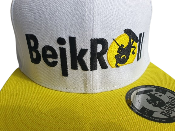 SnapWhite-Yellow kšiltovka BejkRoll - Rovné logo - předek detail vyšívané logo