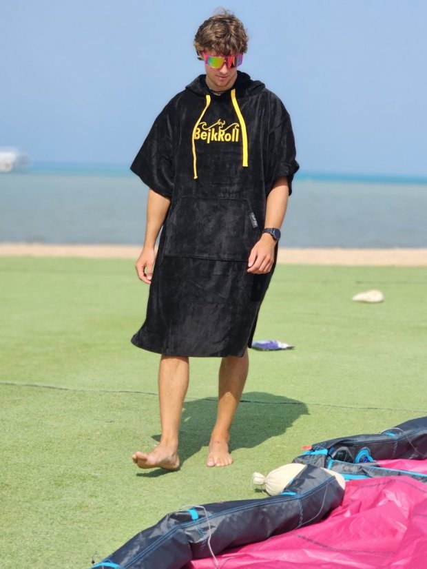 Surf Poncho BejkRoll WAVE MASTER - black - boy on the beach - front