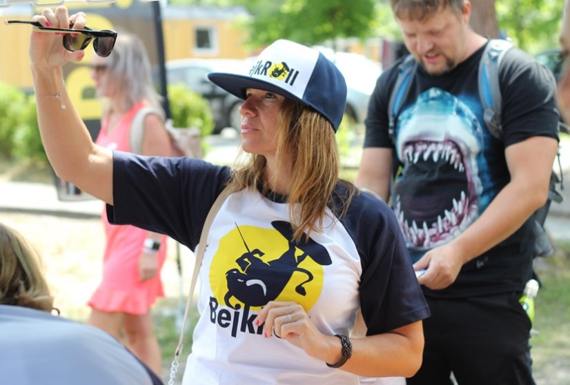 Tričko BejkRoll - modrý krátký rukáv - raglan - dívka a žralok - vel S