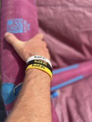 Silikonový náramek BejkRoll - bílý, černý a žlutý na ruce