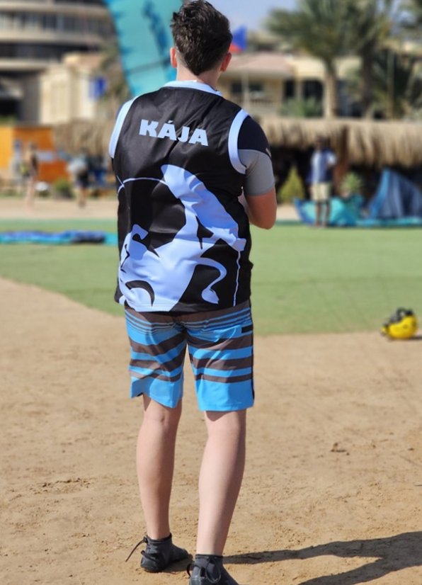 Camiseta de kitesurf BejkRoll negro azul/logotipo excéntrico (con orificio para gancho de trapecio) - con tu propio texto - Color: negro/azul, Talla: S