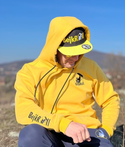 BEJK VELVET - Velvet sweatshirt with hood BejkRoll - yellow - detail embroidered logo sleeve and chest