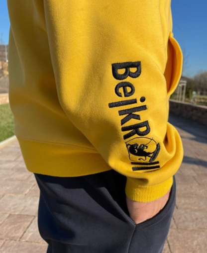 BEJK VELVET - Sametová mikina s kapucí BejkRoll - žlutá - detail vyšívané logo rukáv