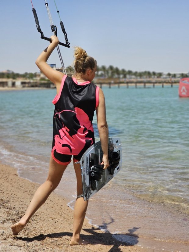 Koszulka do kitesurfingu BejkRoll czarno-różowa/nieregularne logo (z otworem na hak trapezowy)