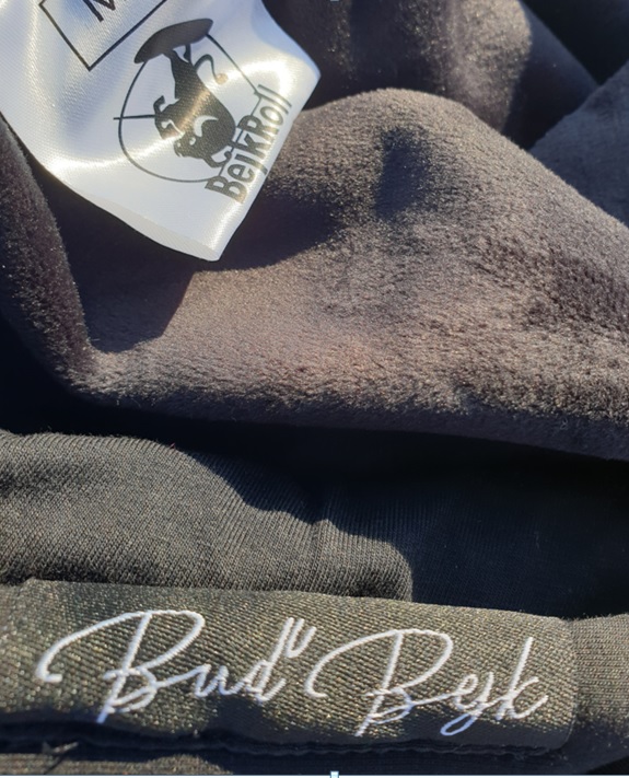 BEJK VELVET - Velvet sweatshirt with hood BejkRoll - black - detail velvet material and tag Be Bull - hood
