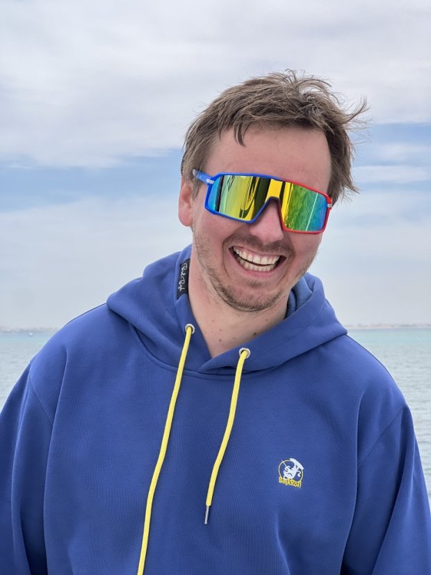 BEJK VELVET - Velvet sweatshirt with hood BejkRoll - blue - detail front with CHAMPION sunglasses - size L