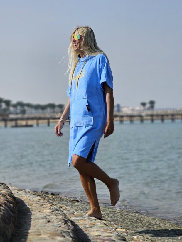 Surf Pončo BejkRoll WAVE MASTER - nebeská modrá - dívka jde po schodech - strana