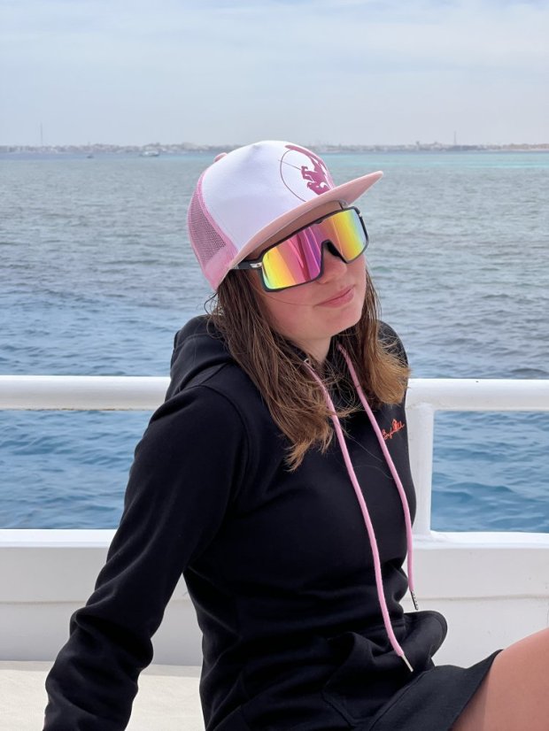 Brýle BejkRoll Champion REVO + EVA Box - černé/červené - fialové/zelené zrcadlo - dívka na lodi s čepicí SNAP TRUCKER