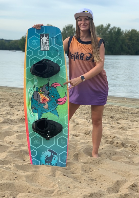 BejkRoll KING'S SPECIAL EDITION Wakeboard - girl on beach top